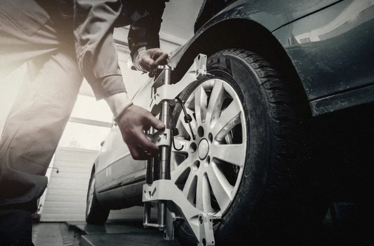 Equipamento de alinhamento preso à roda de um carro