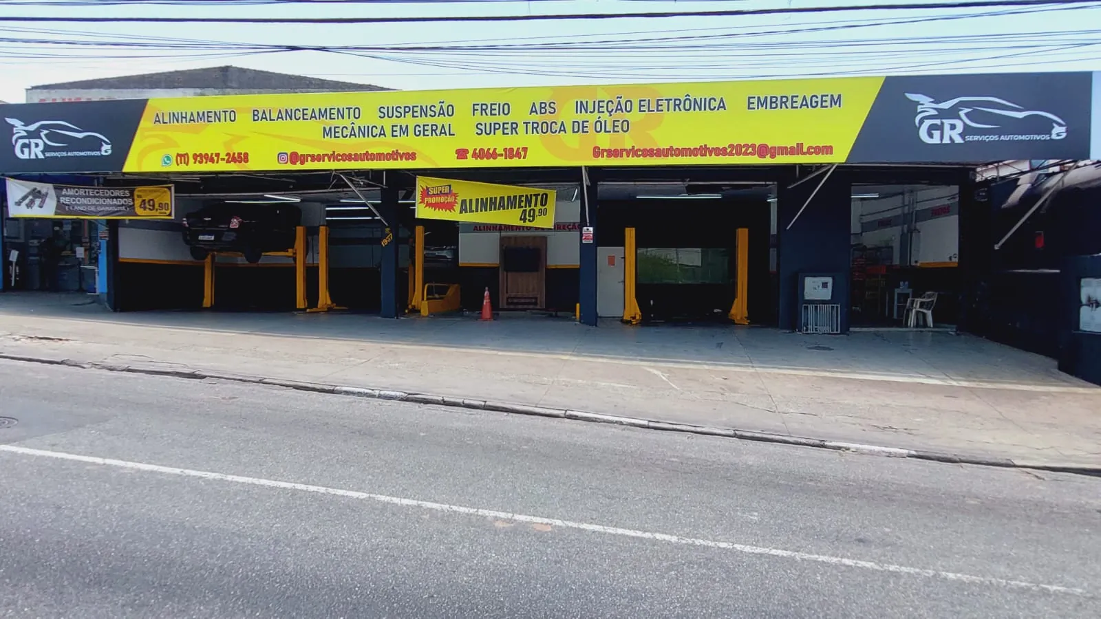 Fachada da GR Serviços Automotivos na Av. Piraporinha, em Diadema, com letreiro amarelo e boxes de atendimento