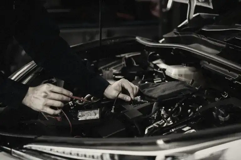 Mecânico fazendo diagnóstico no motor de um carro